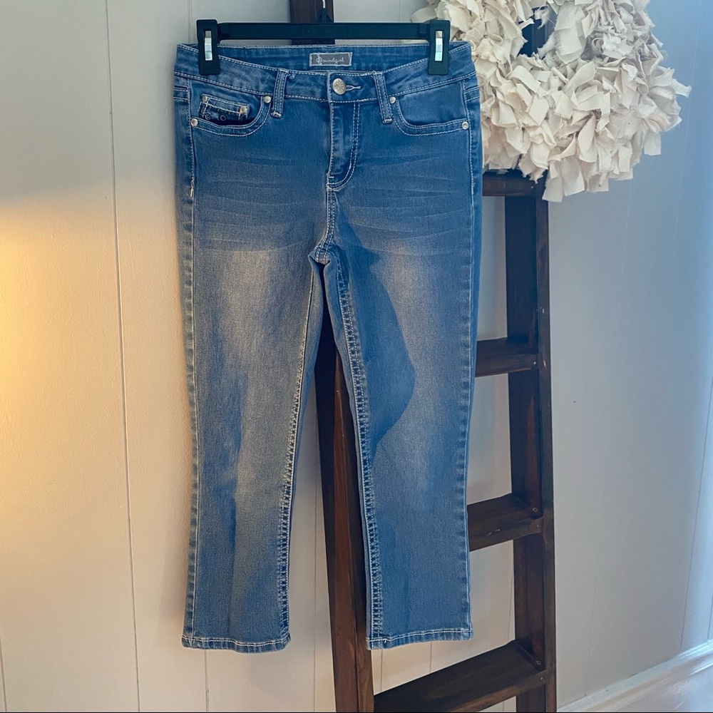 Soundgirl Embroidered Pocket Denim Capri Lite/Med Wash Size 5 (Runs Small) Jeans